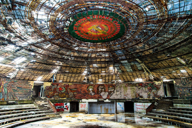 image-2 El monumento comunista abandonado de Buzludzha en Bulgaria 1