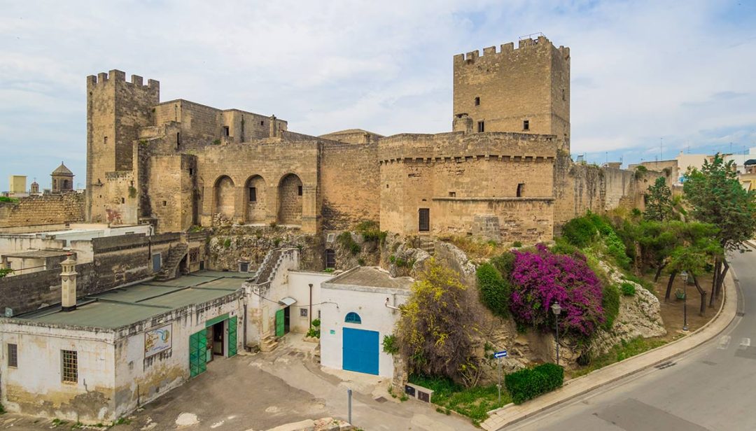 Grottaglie, il borgo delle ceramiche costruito nelle grotte Grottaglie, el pueblo de la cerámica construido en las cuevas 1