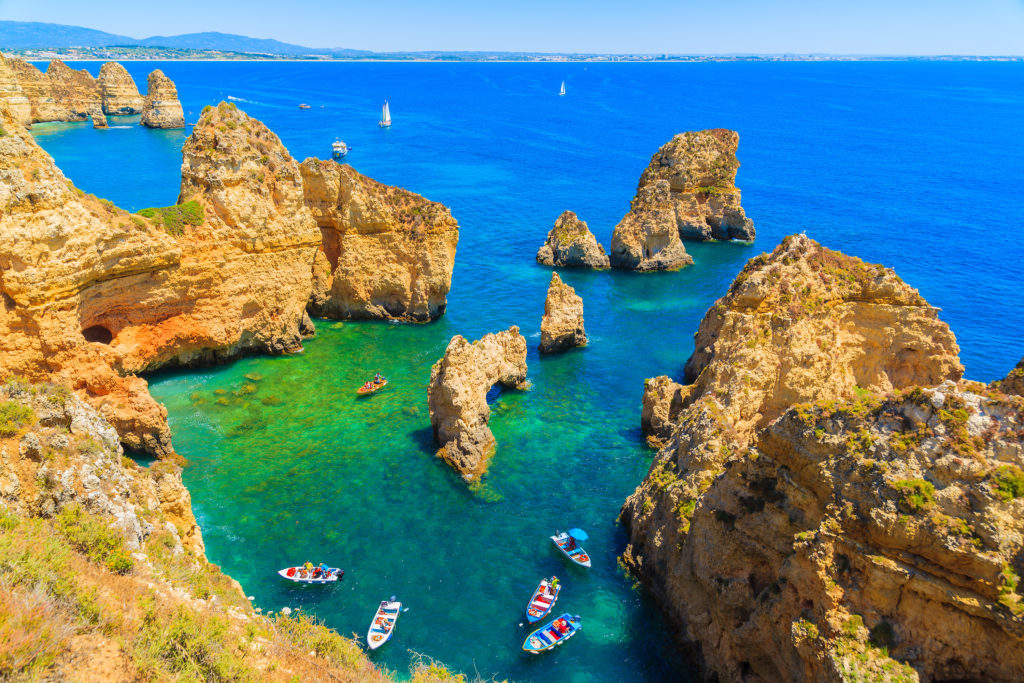 Fishing boats on turquoise sea water at Ponta da Piedade, Algarve region, Portugal Las más bellas playas y pueblos costeros del Algarve, Portugal 4