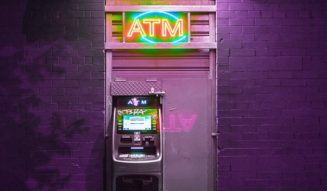 atm_purple Cómo evitar pagar las comisiones bancarias mientras viajas 1