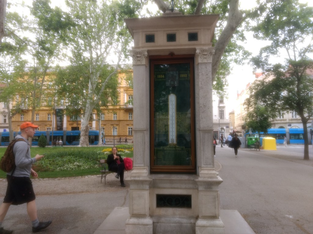 zrinjevac-meteorological-column-in-zagreb-croatia La Columna meteorológica de Zrinjevac en Zagreb, Croacia 1